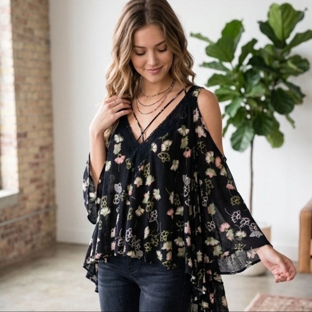 Free People Black Floral Cold-Shoulder V-Neck Women’s Top. Size L